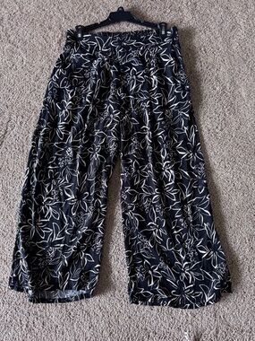 Black and cream lightweight cropped pants for summer. Size large.